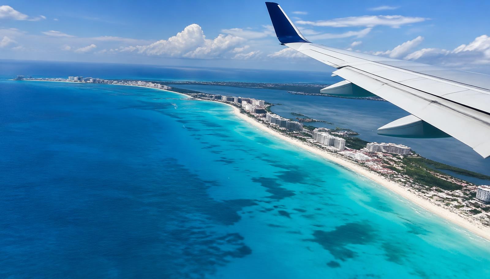 Vista aérea de la costa de Cancún desde la ventanilla de un avión